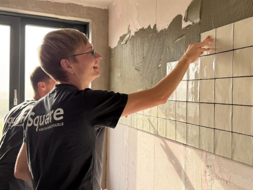 tegelzetter aan het werk