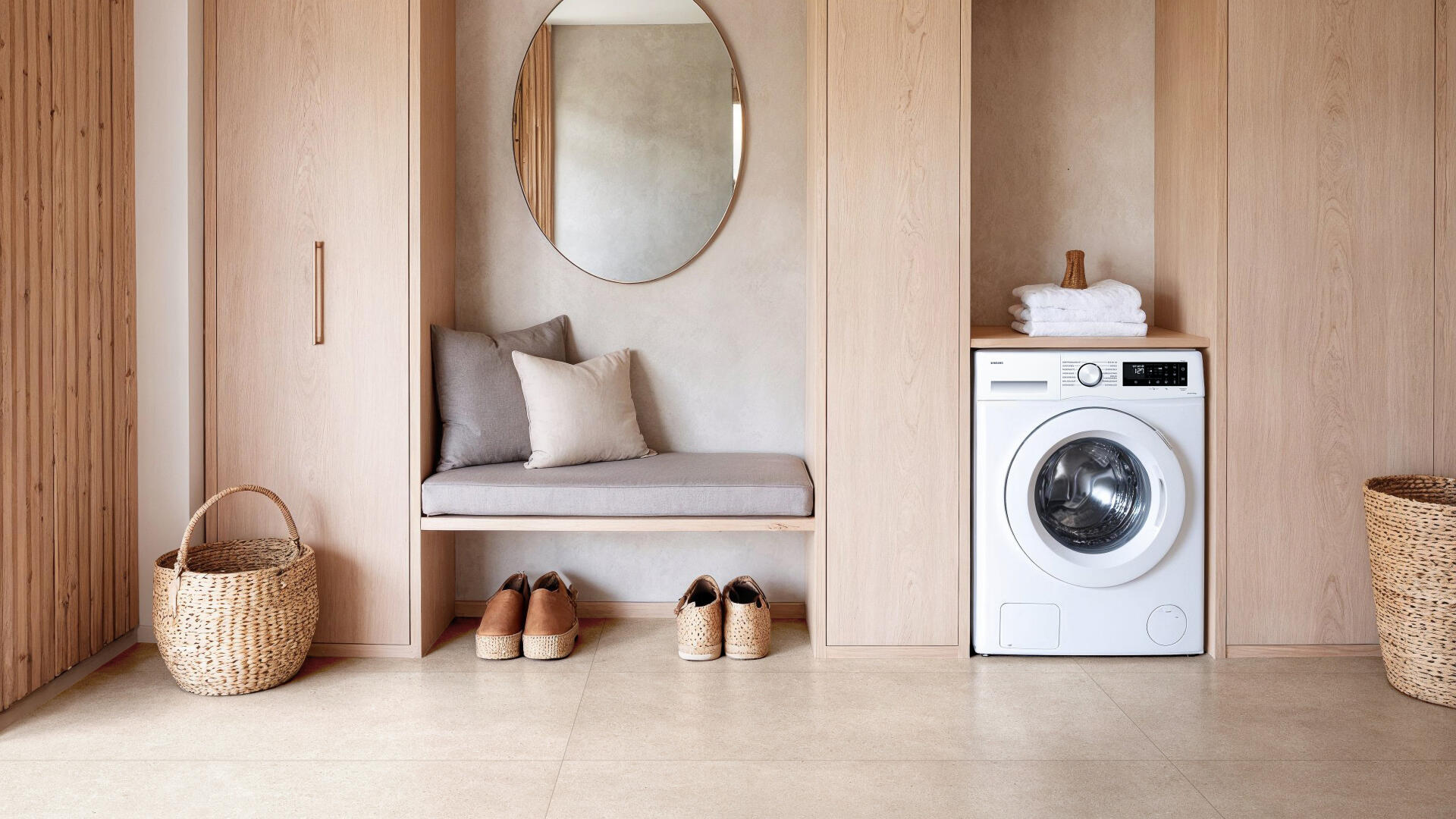 Japandi bijkeuken met houten kasten en een lichte tegelvloer