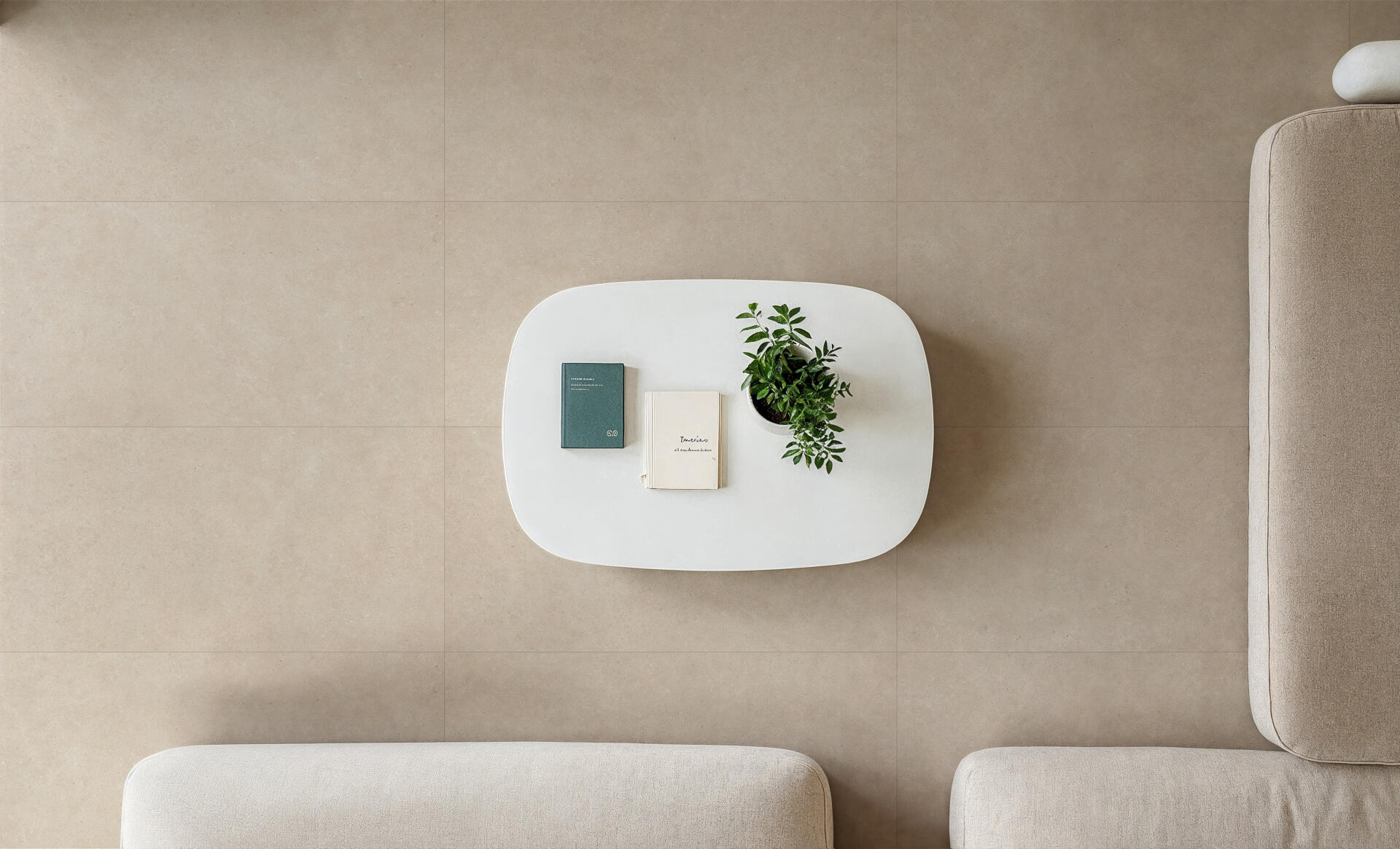 Japandi zithoek van boven met een rustige beige tegelvloer en een witte salontafel